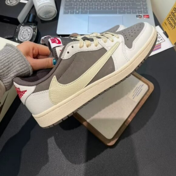 Jordan 1 Low OG x Travis Scott Reverse Mocha - Picture 3 of 9